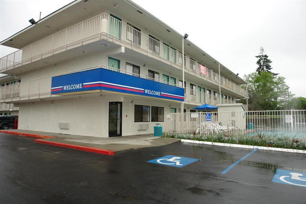 モーテル 6 シアトル ノース カークランド エクステリア 写真